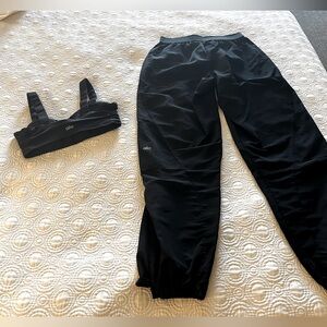Alo Yoga Mixed Media Reinvention Jogger
Color: Black XXS & Cinch bra XS